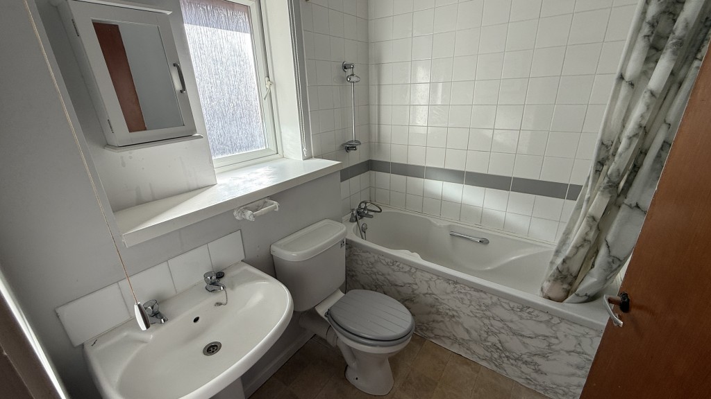 Lot: 15 - ONE-BEDROOM FLAT FOR INVESTMENT OR OWNER OCCUPATION - Internal image of bathroom
